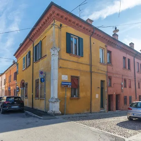 Guesthost - 'la Casa Gialla' Apartment! Ferrara