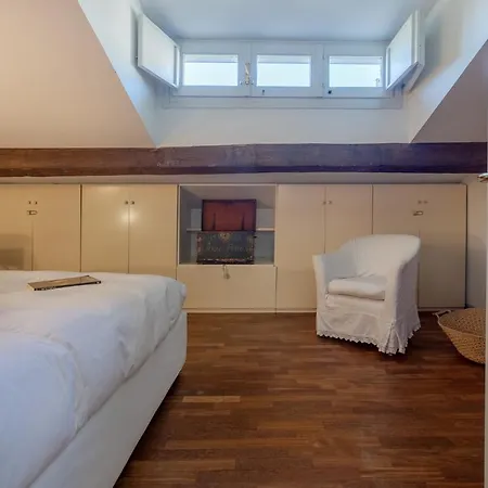 Guesthost - 'la Casa Gialla' Apartment!